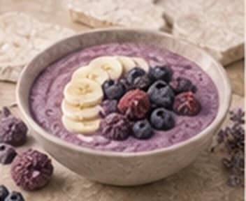 Bowl violet à l’ube garni de fruits rouges